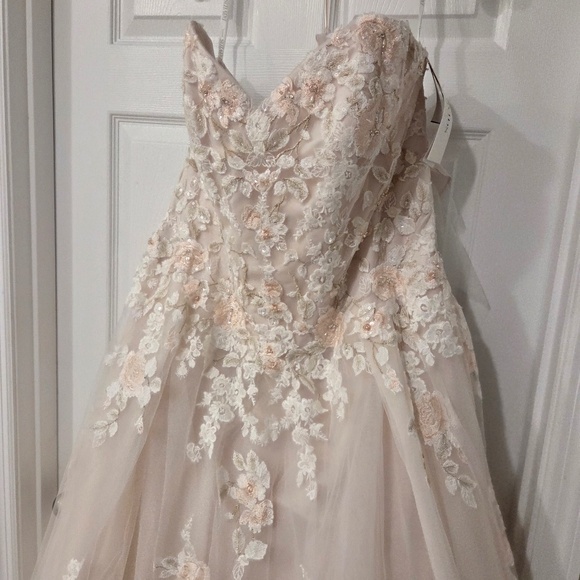 NWT Bridal Ball Gown and Vail - Picture 1 of 13